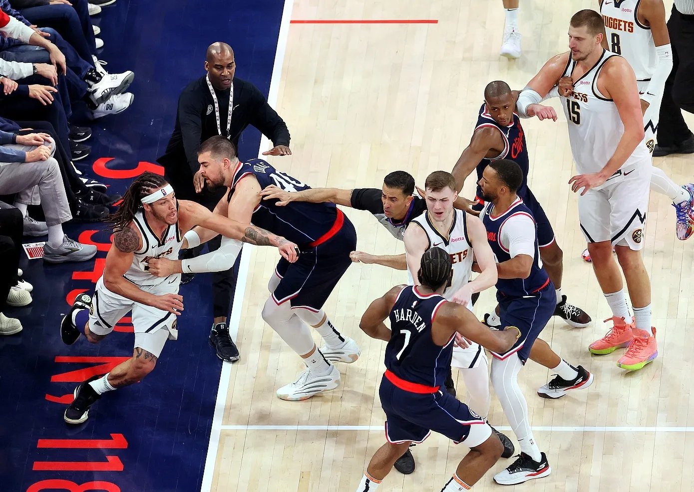 开云体育平台官网哈登焦点对战，姆巴佩与40激战掘金分钟，夺冠胜负难料！(哈登vs巴特勒)